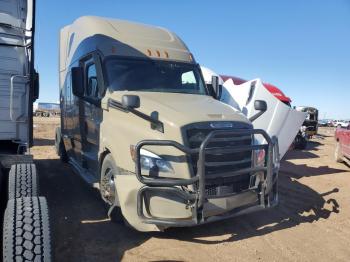  Salvage Freightliner Cascadia 1