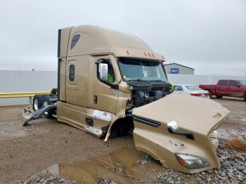  Salvage Freightliner Cascadia 1
