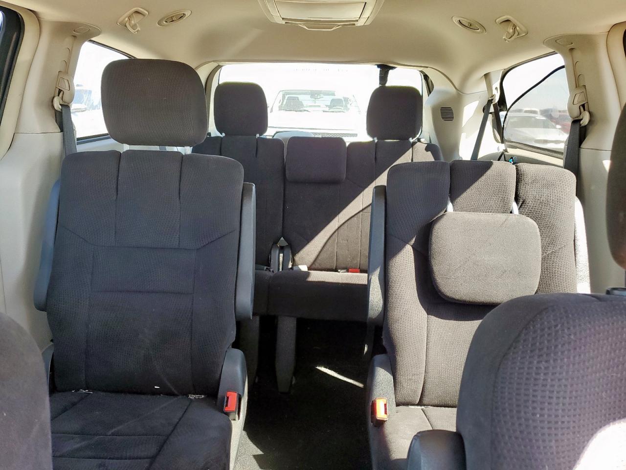 Chrysler Minivan Touring Image 4