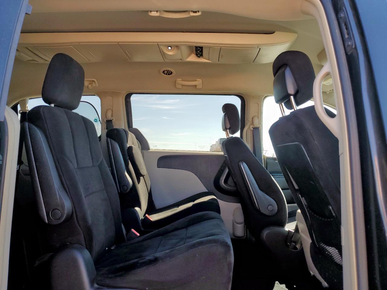 Chrysler Minivan Touring Image 6