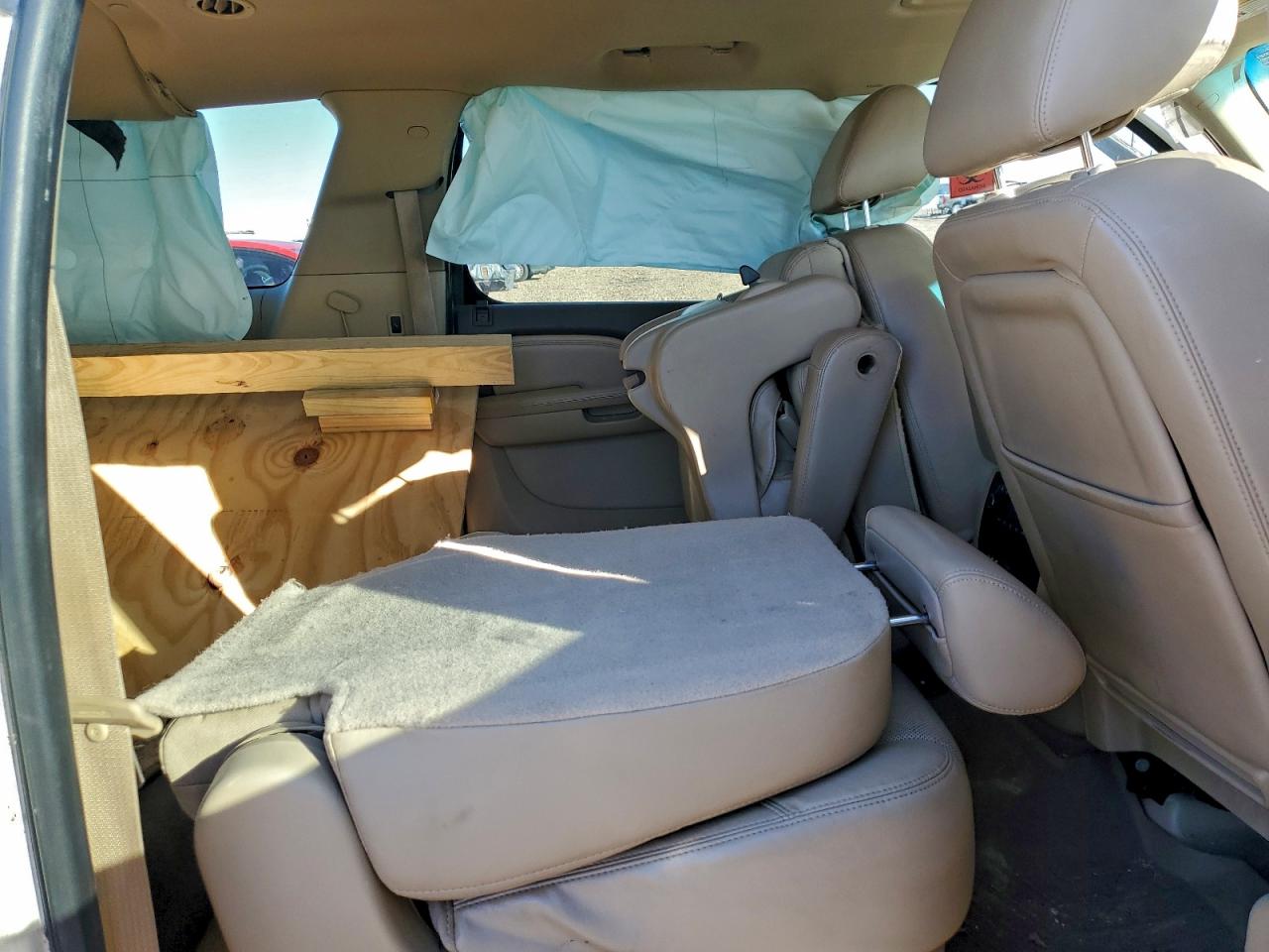 GMC Yukon Denali Image 10