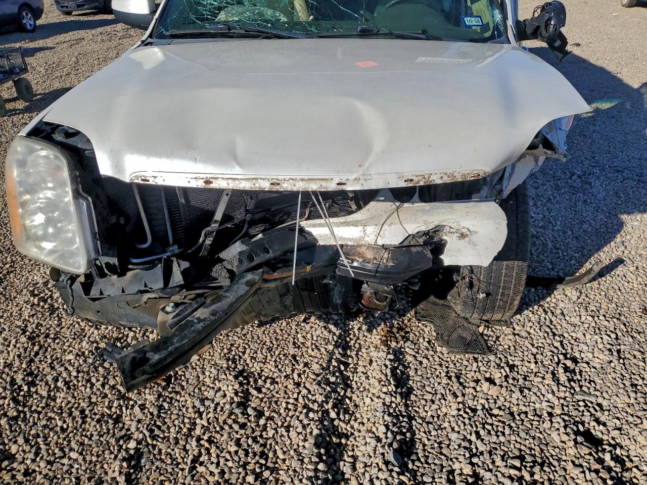 GMC Yukon Denali Image 2