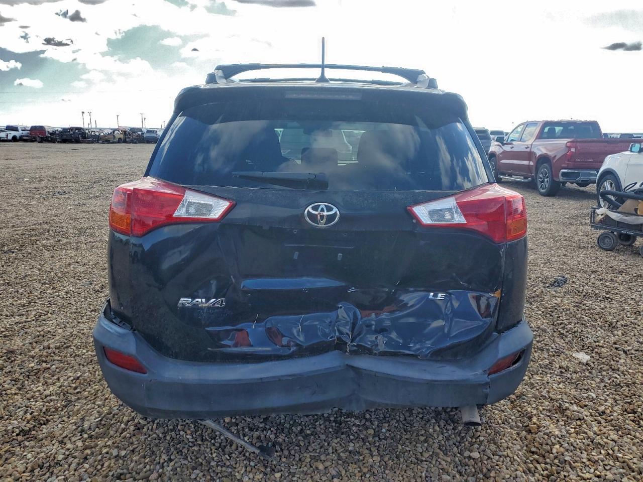 Toyota RAV4 Le Image 4