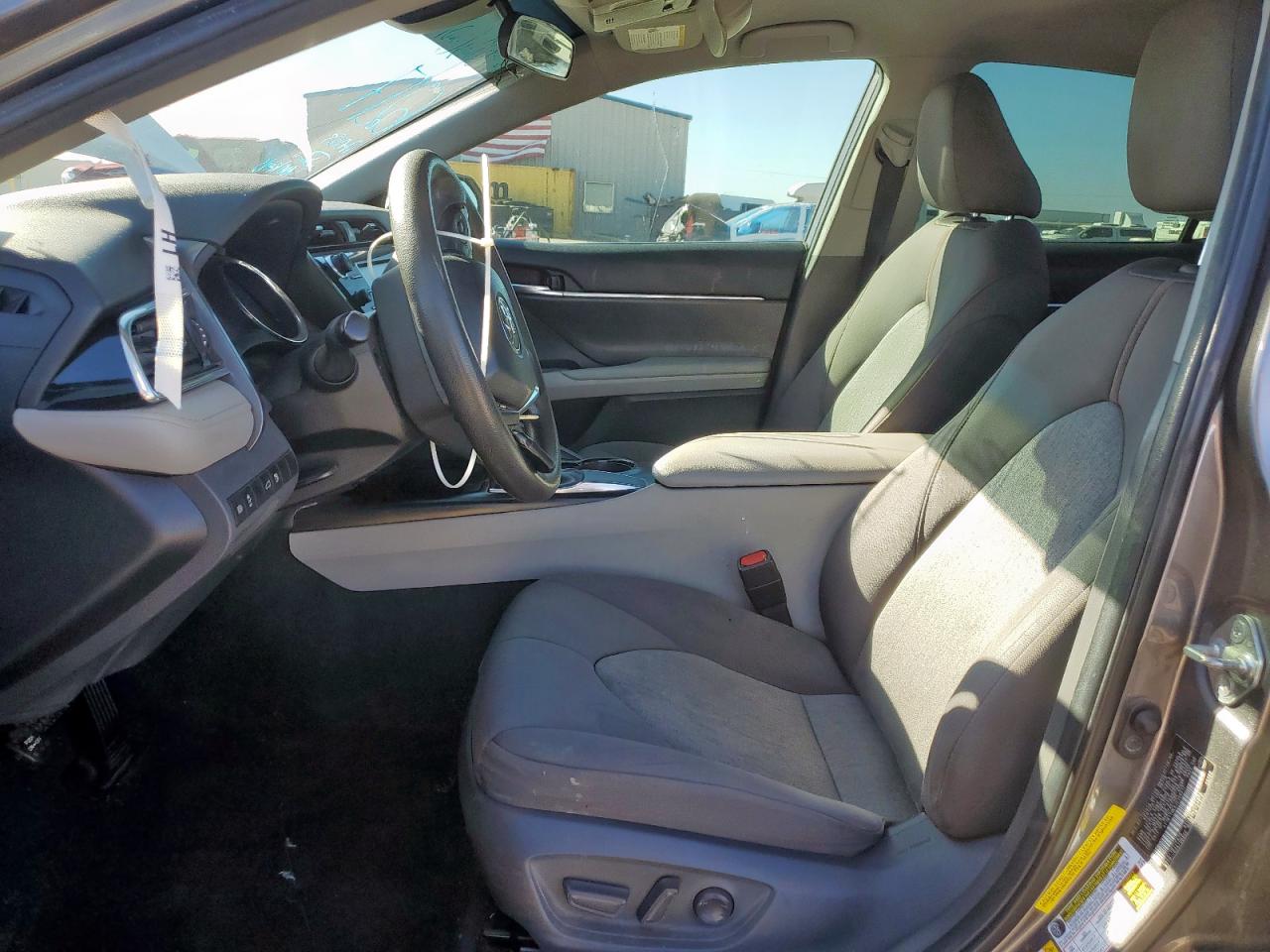 Toyota Camry L Image 8