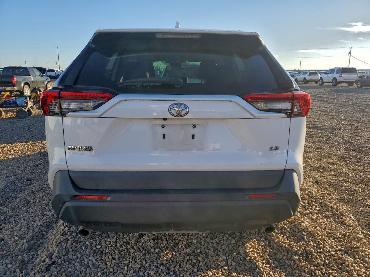 Toyota RAV4 Le Image 9