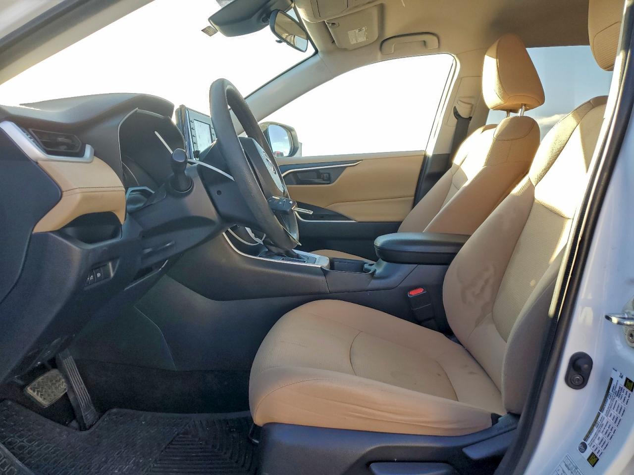 Toyota RAV4 Le Image 3