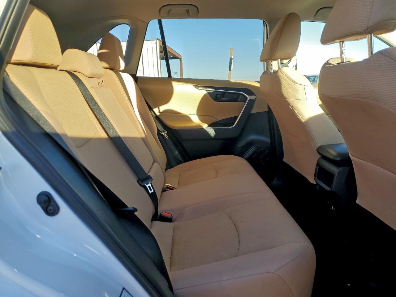 Toyota RAV4 Le Image 12