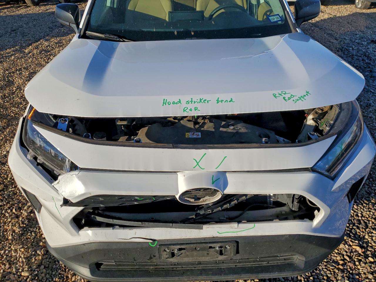 Toyota RAV4 Le Image 8