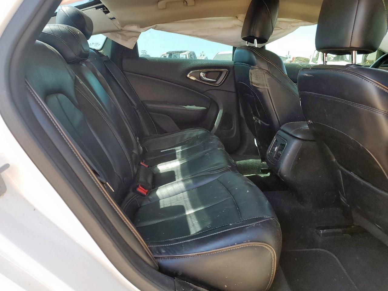 Chrysler 200 C Image 10