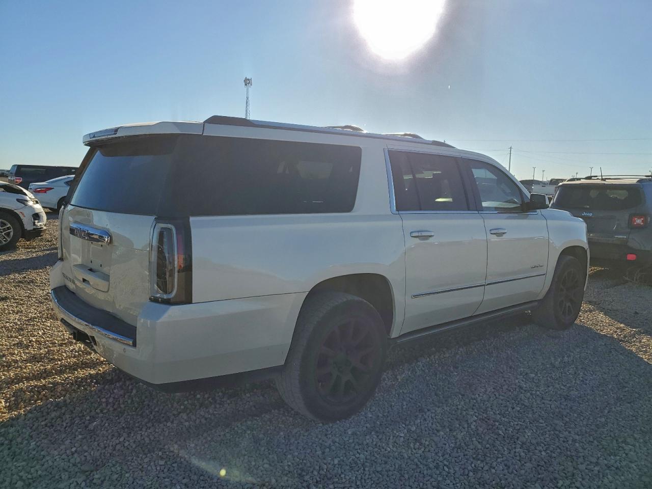 GMC Yukon Denali Image 6