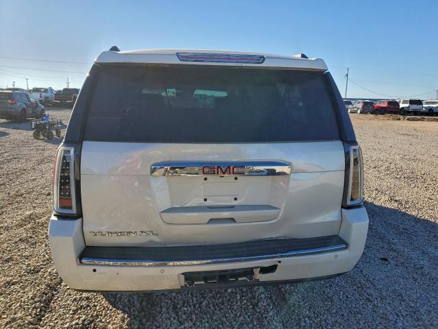 GMC Yukon Denali Image 8