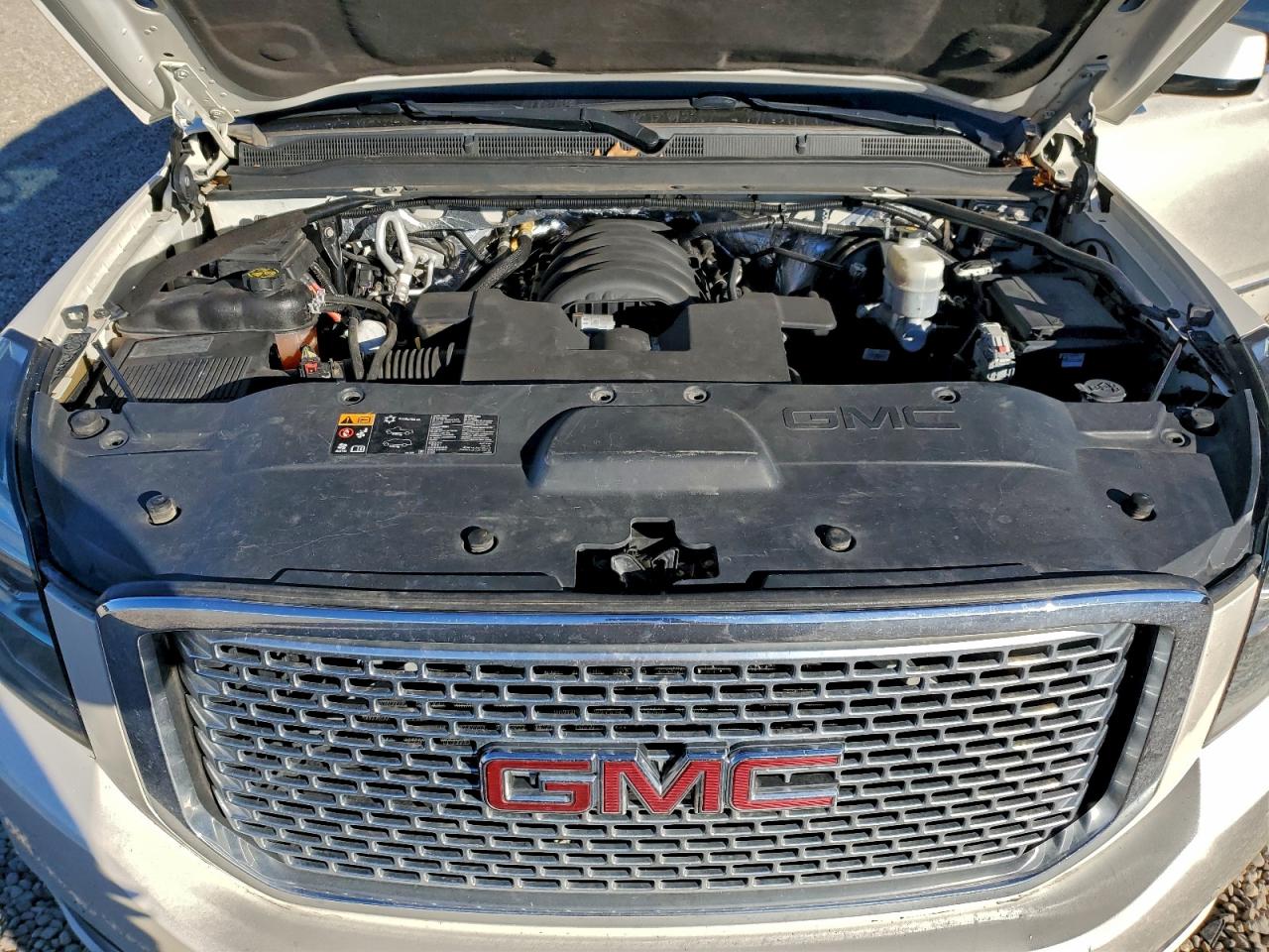 GMC Yukon Denali Image 4