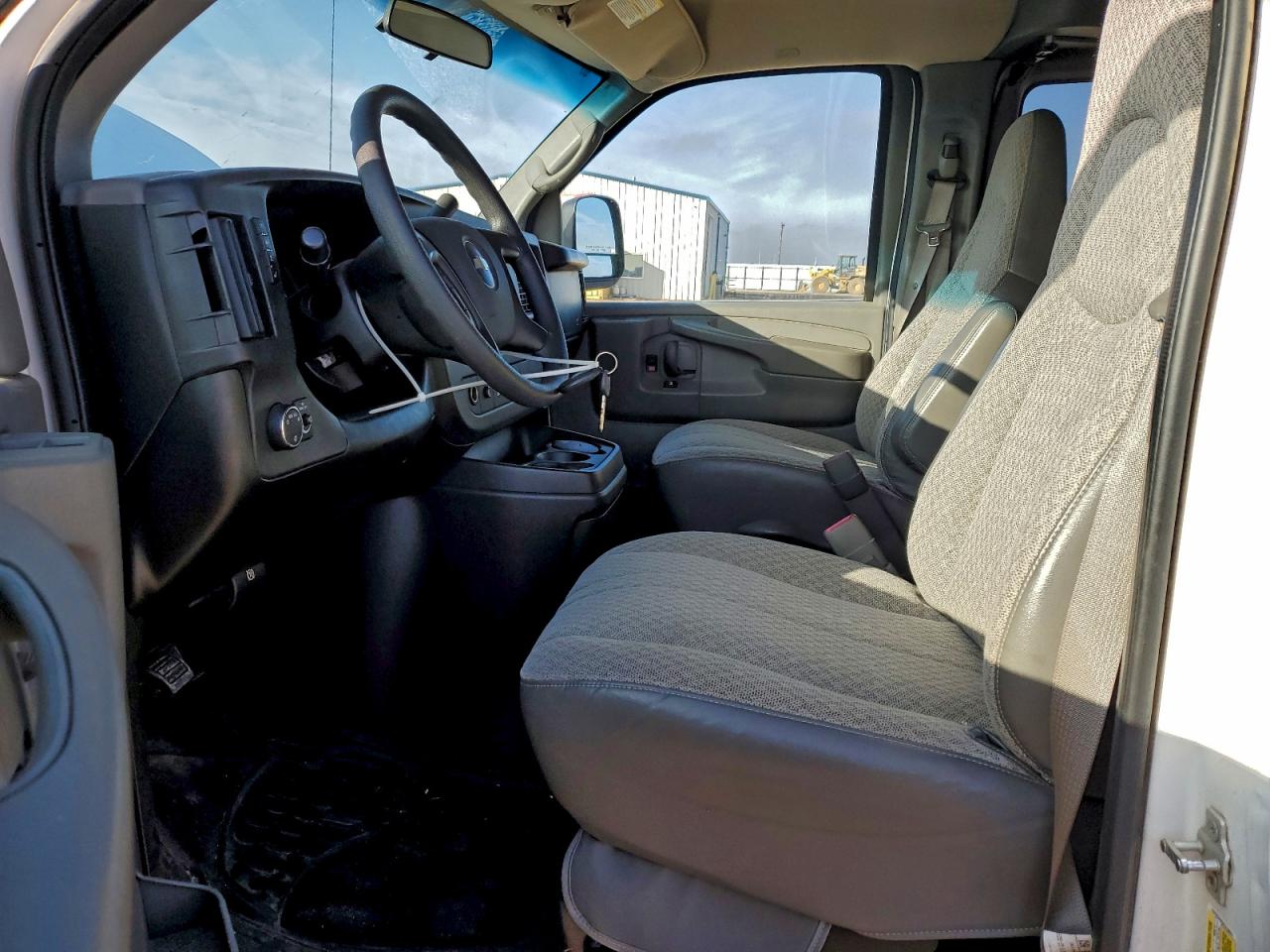 Chevrolet Express Image 9