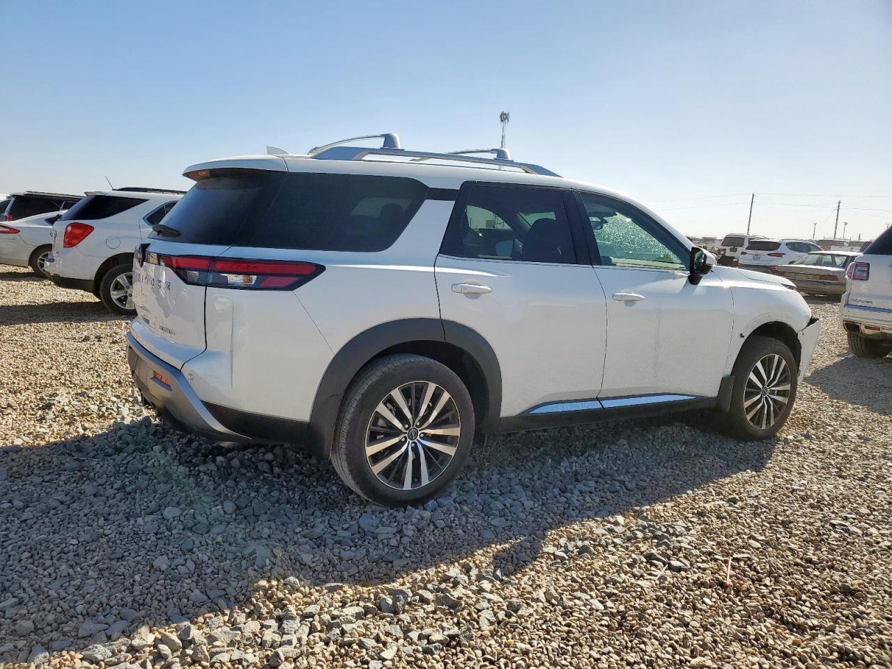 Nissan Pathfinder Platinum Image 2