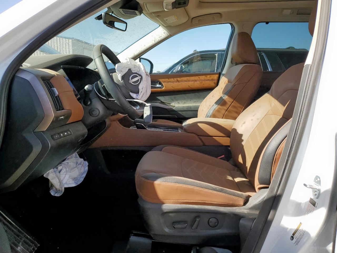 Nissan Pathfinder Platinum Image 3