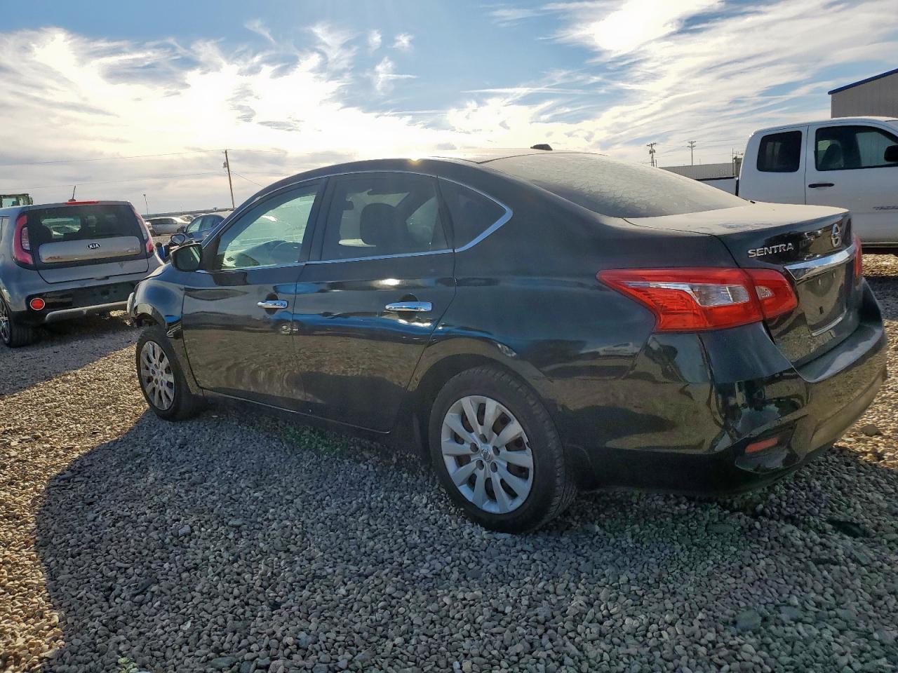 Nissan Sentra S Image 8