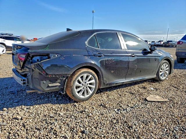 Toyota Camry Le Image 6