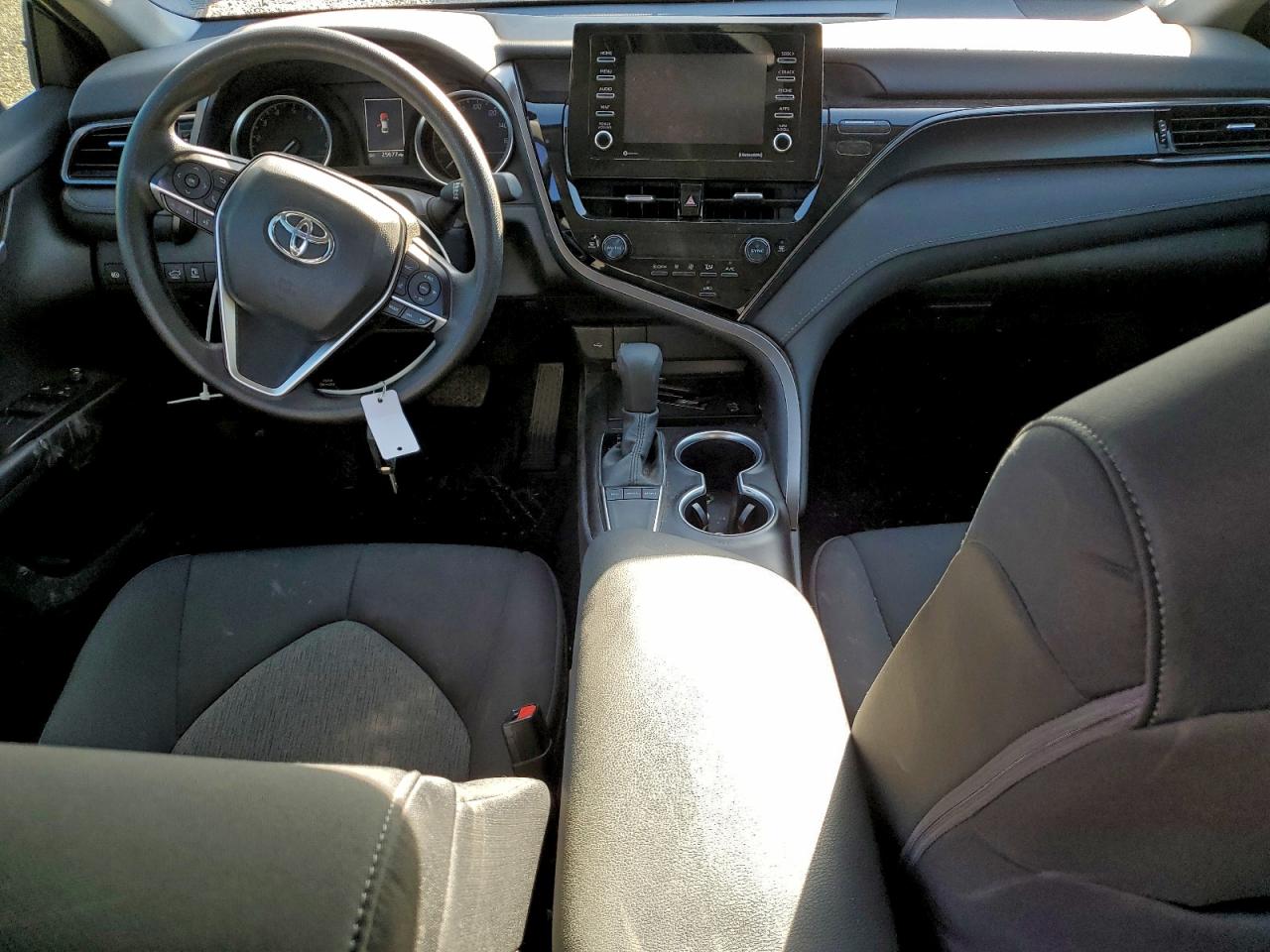 Toyota Camry Le Image 9