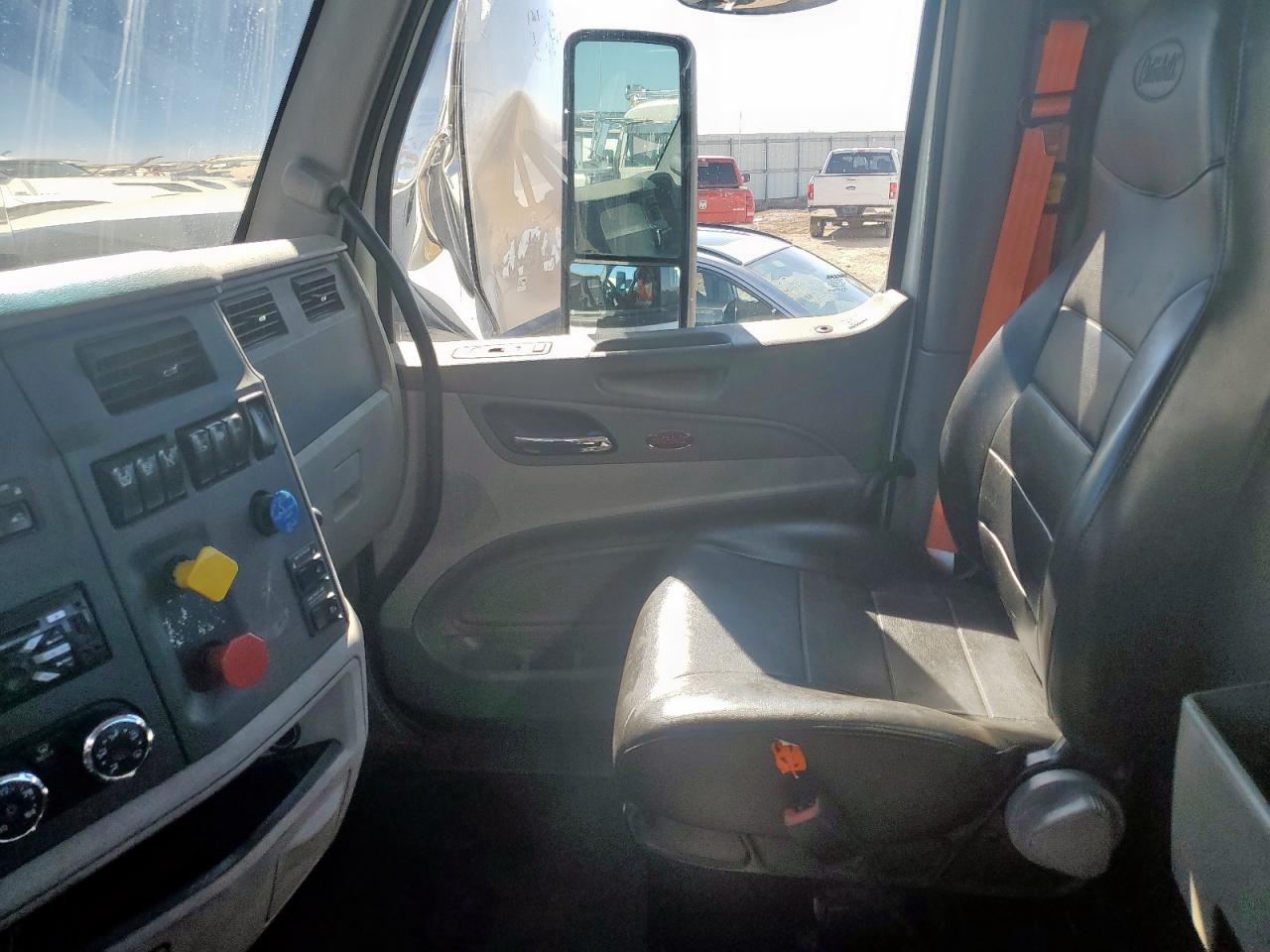 Peterbilt Tractor 579 Image 2